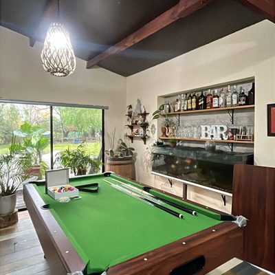 Mesa instalada con bar — paño verde