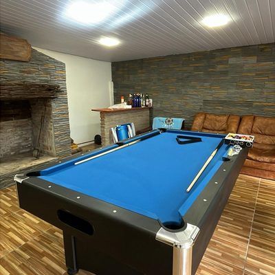 Mesa instalada en hogar — paño azul