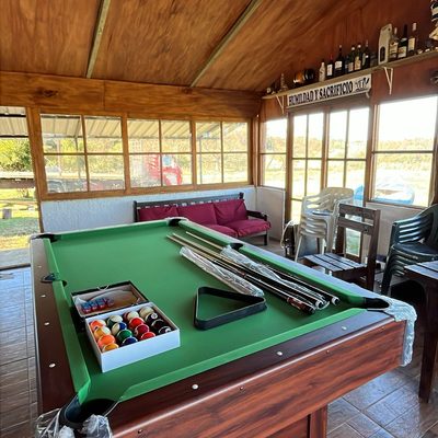 Mesa instalada en quincho — paño verde