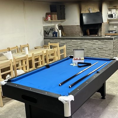 Mesa instalada en restaurant — paño azul